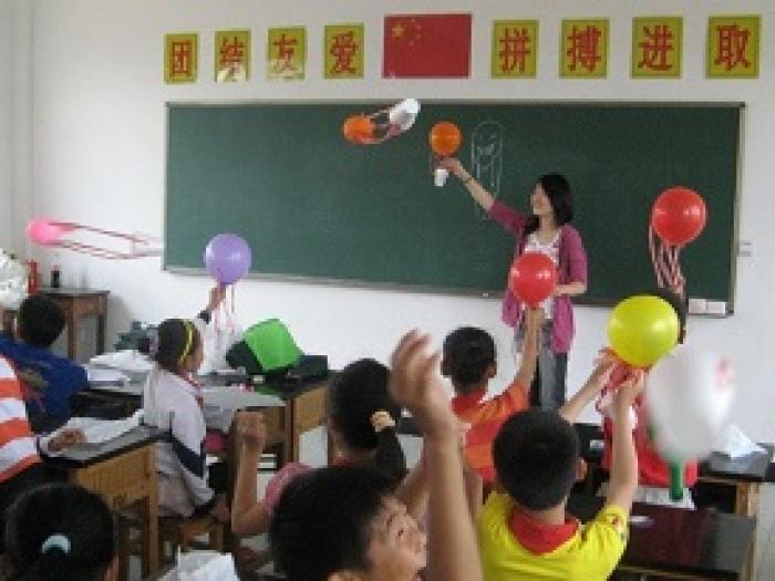 Trip participant was leading simple scientific experiments for schoolchildren in Huangshan